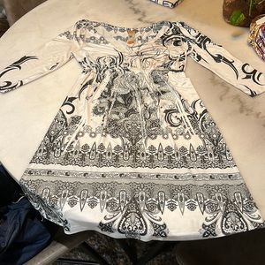 Purchased a a boutique …s 12 brand size small….it’s 3 quarter length/very comfy!